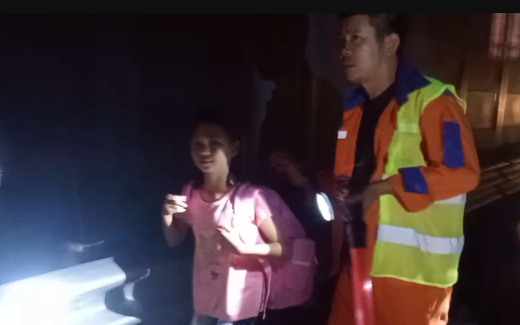 Bé gái đạp xe đạp lên… cao tốc để gặp người quen qua mạng - Ảnh 2.