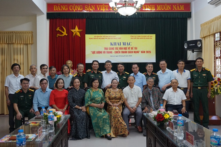Mong có những ‘Mưa đỏ’ của thời bình - Ảnh 6. Mong có những ‘Mưa đỏ’ của thời bình - Ảnh 3.