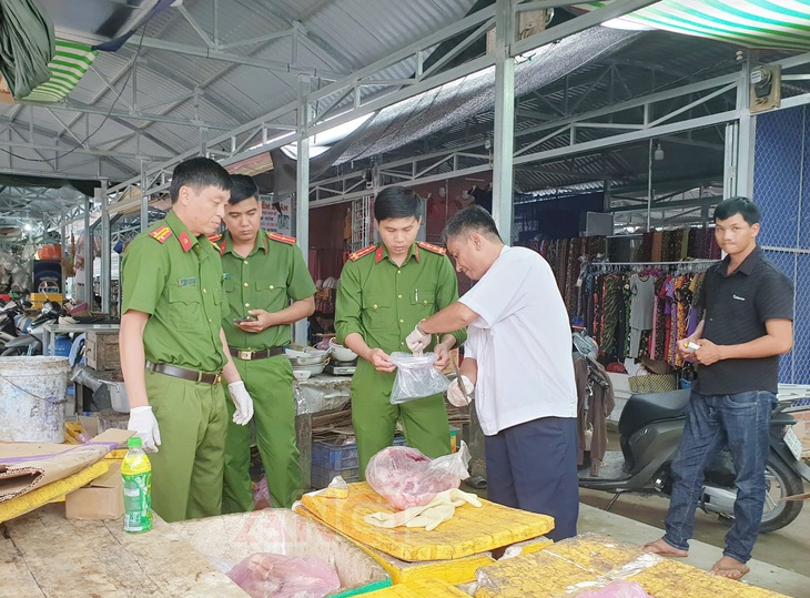 Phát hiện heo bệnh được đóng dấu kiểm dịch chuẩn bị đem ra chợ bán - Ảnh 1.