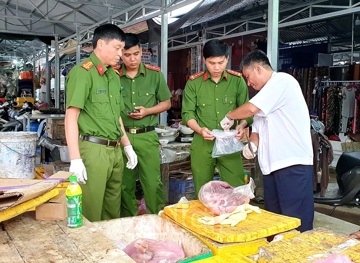 Phát hiện heo bệnh được đóng dấu kiểm dịch chuẩn bị đem ra chợ bán - Ảnh 1.