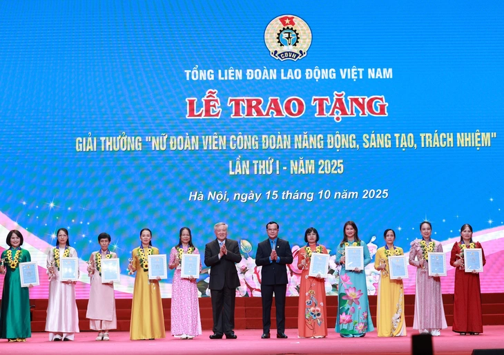 Phó Thủ tướng Nguyễn Hòa Bình đề nghị Công đoàn đặt - Ảnh 2. Phó thủ tướng: Chị em phụ nữ hãy biết yêu thương, trân trọng bản thân - Ảnh 3.