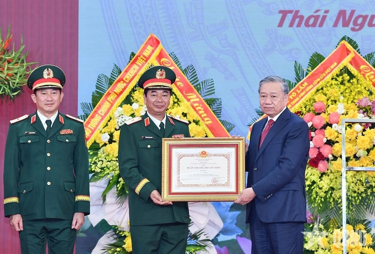Tổng Bí thư Tô Lâm trao Huân chương Hồ Chí Minh cho lực lượng vũ trang Quân khu 1 - Ảnh 1.
