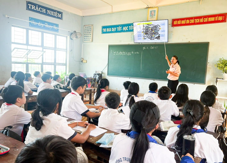 Bàn giao đất xây trường nội trú vùng biên giới - Ảnh 1.