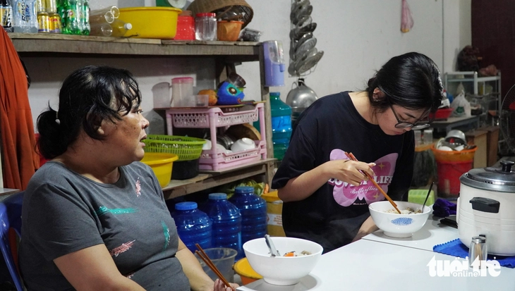 Không biết cha, mồ côi mẹ, nữ SV Cà Mau ăn mỗi ngày 1 bữa, là HS giỏi tỉnh, tân SV ĐH Nông lâm - Ảnh 3. Tiếp sức đến trường - Ảnh 3.