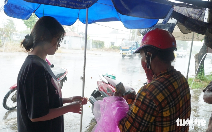 Không biết cha, mồ côi mẹ, nữ SV Cà Mau ăn mỗi ngày 1 bữa, là HS giỏi tỉnh, tân SV ĐH Nông lâm - Ảnh 4. Tiếp sức đến trường - Ảnh 4.