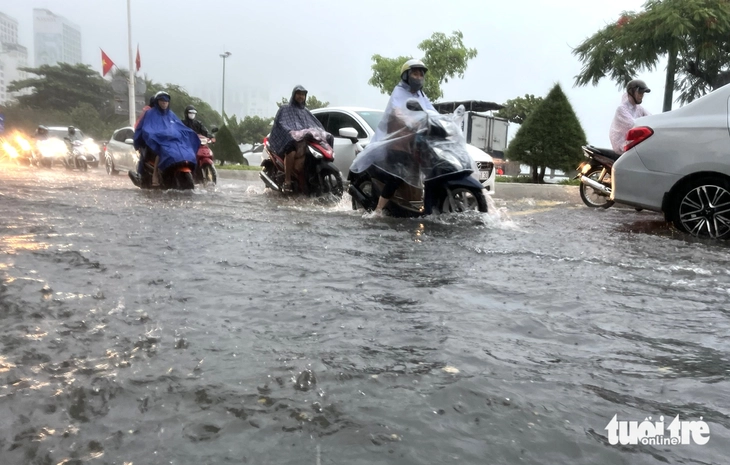 Mưa lớn gây ngập ở Nha Trang, đường Phạm Văn Đồng cống bung, đường vào chợ Đầm ngập nước - Ảnh 1. Nha Trang - Ảnh 1.