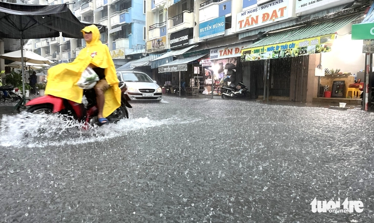 Mưa lớn gây ngập ở Nha Trang, đường Phạm Văn Đồng cống bung, đường vào chợ Đầm ngập nước - Ảnh 2. Nha Trang - Ảnh 2.