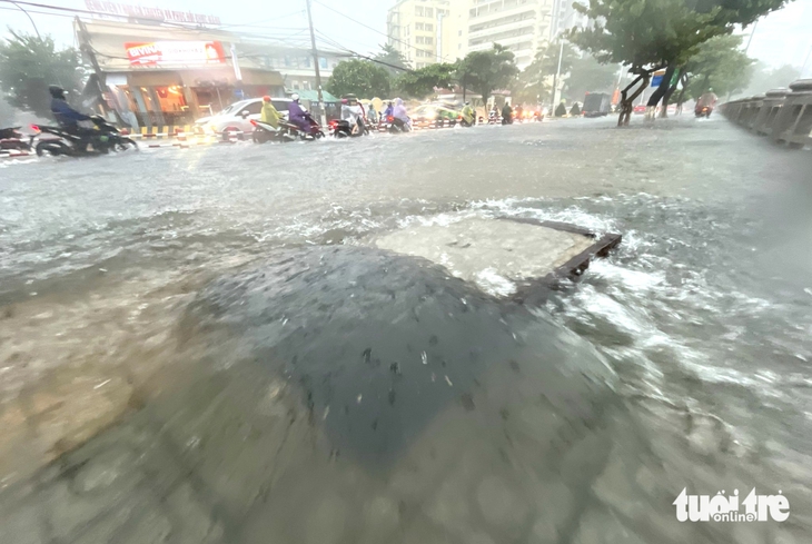 Mưa lớn gây ngập ở Nha Trang, đường Phạm Văn Đồng cống bung, đường vào chợ Đầm ngập nước - Ảnh 3. Nha Trang - Ảnh 3.