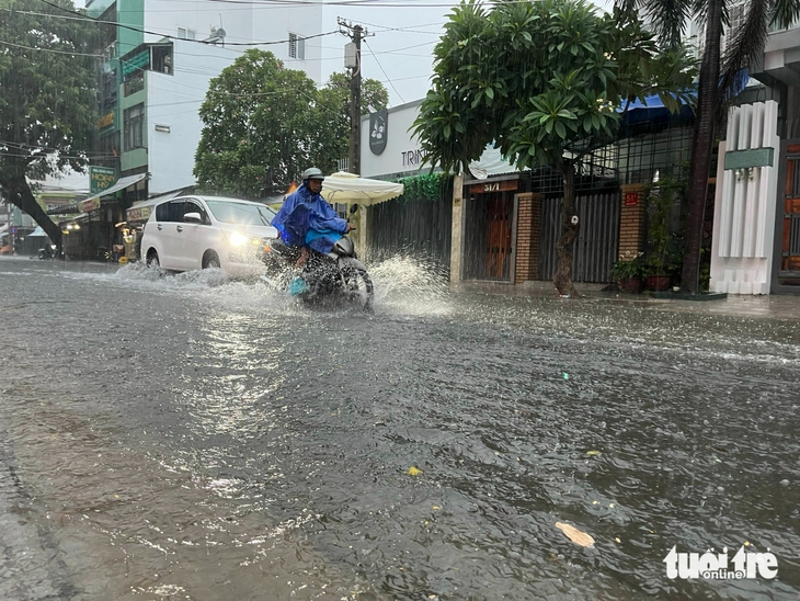 Mưa lớn gây ngập ở Nha Trang, đường Phạm Văn Đồng cống bung, đường vào chợ Đầm ngập nước - Ảnh 5. Nha Trang - Ảnh 4.