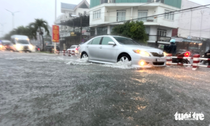 Mưa lớn gây ngập ở Nha Trang, đường Phạm Văn Đồng cống bung, đường vào chợ Đầm ngập nước - Ảnh 6. Nha Trang - Ảnh 5.