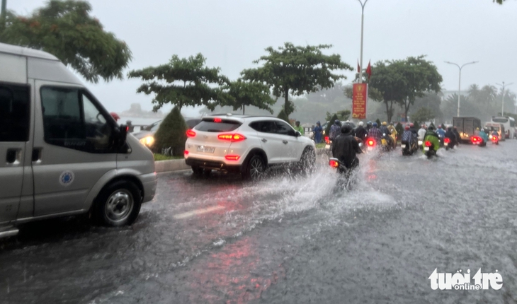 Mưa lớn gây ngập ở Nha Trang, đường Phạm Văn Đồng cống bung, đường vào chợ Đầm ngập nước - Ảnh 7. Nha Trang - Ảnh 6.