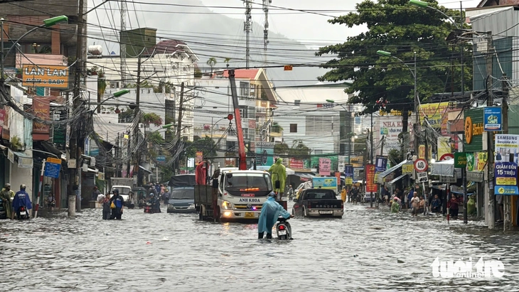 Mưa lớn gây ngập nhiều nơi ở Nha Trang - Ảnh 7. Nha Trang - Ảnh 7.