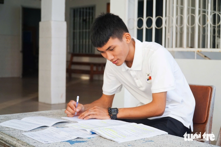 Linh mục nhặt nuôi từ 3 ngày tuổi, 6 tuổi vào nhà tình thương, nay trở thành sinh viên ĐH Khánh Hòa - Ảnh 1. Tiếp sức đến trường - Ảnh 1.