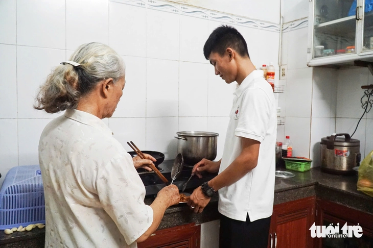Linh mục nhặt nuôi từ 3 ngày tuổi, 6 tuổi vào nhà tình thương, nay trở thành sinh viên ĐH Khánh Hòa - Ảnh 2. Tiếp sức đến trường - Ảnh 2.
