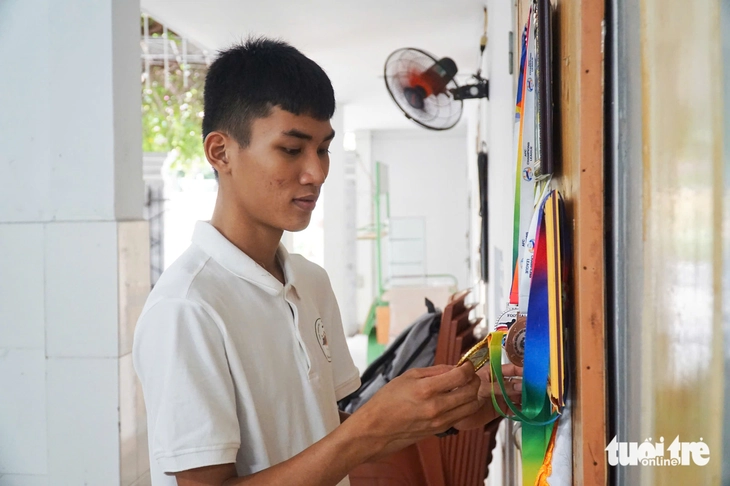 Linh mục nhặt nuôi từ 3 ngày tuổi, 6 tuổi vào nhà tình thương, nay trở thành sinh viên ĐH Khánh Hòa - Ảnh 3. Tiếp sức đến trường - Ảnh 3.