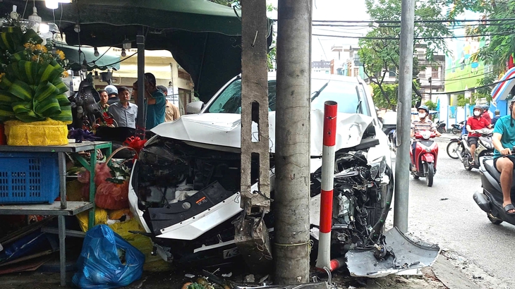 Tai nạn giữa trung tâm Đà Nẵng: Ô tô húc xe máy văng lên sạp trái cây - Ảnh 2.