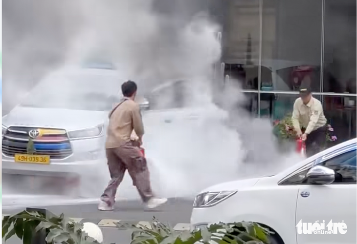 Bảo vệ khách sạn giải cứu tài xế kẹt trong taxi đang bốc cháy- Ảnh 3. Bảo vệ khách sạn giải cứu tài xế kẹt trong taxi đang bốc cháy- Ảnh 3.