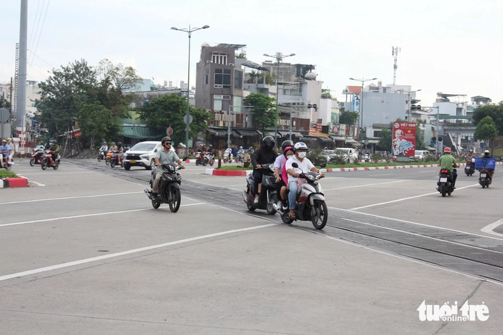 Biết nguy hiểm nhưng vẫn băng ngang đường ray vì… tiện - Ảnh 1.