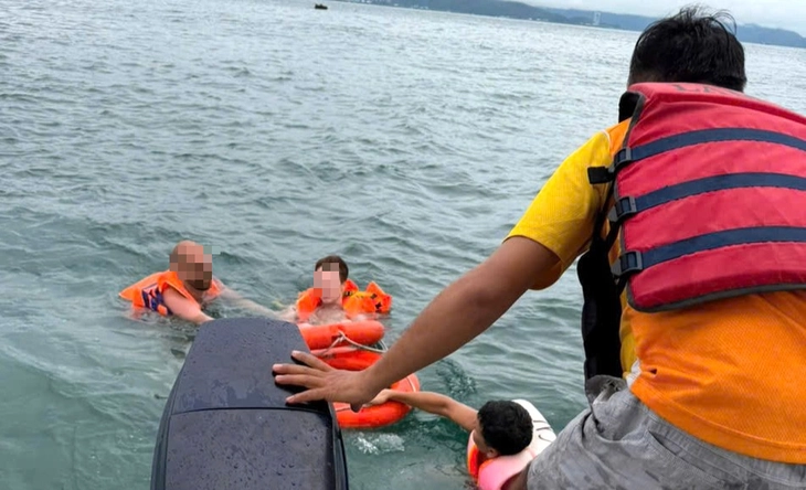 Cứu du khách nước ngoài bị đuối nước khi tắm biển Nha Trang vào trời mưa gió - Ảnh 1. Cứu du khách nước ngoài đuối nước khi tắm biển Nha Trang lúc mưa lớn - Ảnh 1.