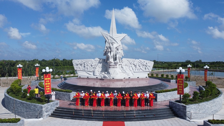 Cà Mau khánh thành 11 công trình hơn 2.400 tỉ đồng chào mừng Đại hội Đảng - Ảnh 2.