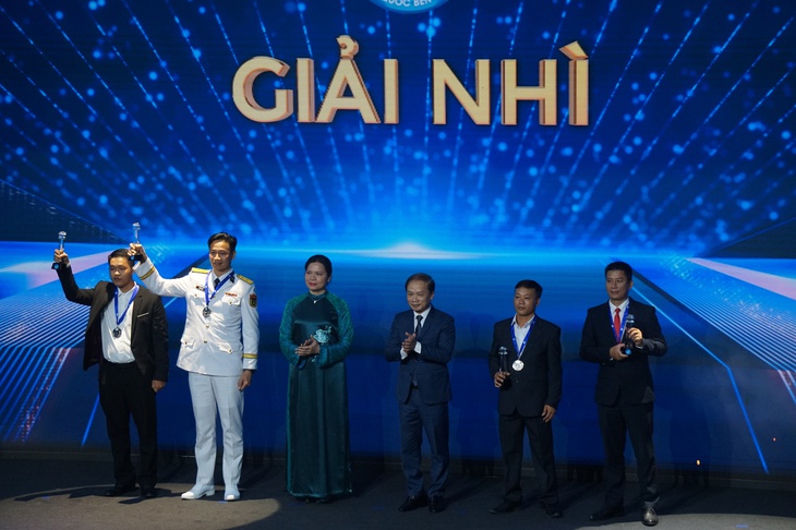 ‘Dưới bóng cờ Tổ quốc’, ‘Rộn ràng mùa cá cơm’ nhất thi ảnh Tổ quốc bên bờ sóng - Ảnh 2. Tổ quốc bên bờ sóng - Ảnh 2.