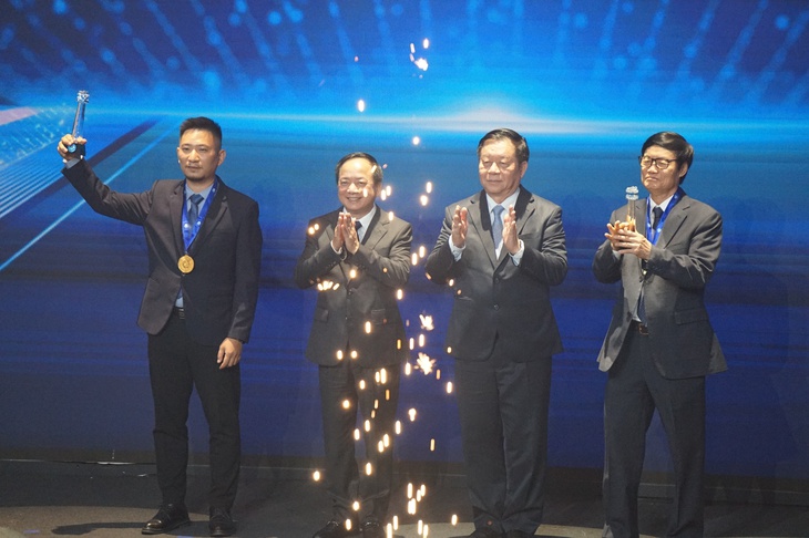 ‘Dưới bóng cờ Tổ quốc’, ‘Rộn ràng mùa cá cơm’ nhất thi ảnh Tổ quốc bên bờ sóng - Ảnh 1. ‘Dưới bóng cờ Tổ quốc’, ‘Rộn ràng mùa cá cơm’ giải nhất thi ảnh Tổ quốc bên bờ sóng - Ảnh 1.
