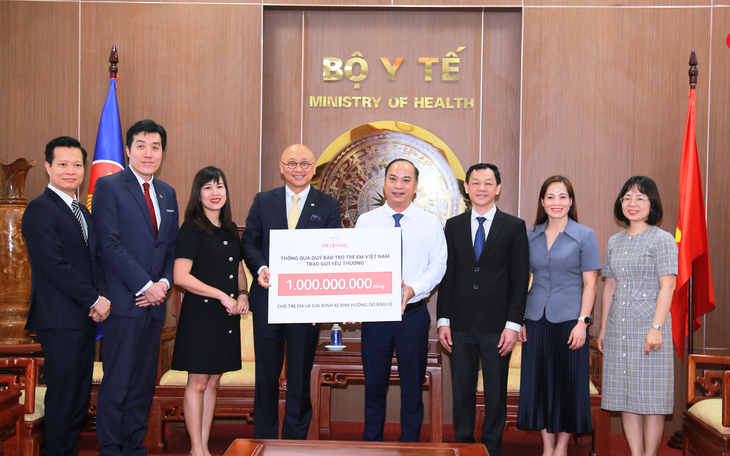 Prudential hỗ trợ gia đình khó khăn, bị ảnh hưởng bão lũ tại các tỉnh thành miền Trung và miền Bắc - Ảnh 2.