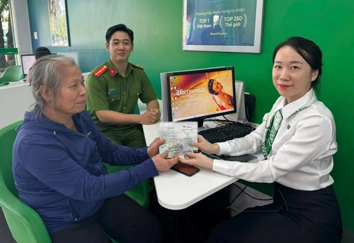 Bị kẻ lừa đảo giả danh công an đe dọa, cụ bà suýt mất 82 triệu đồng - Ảnh 1.