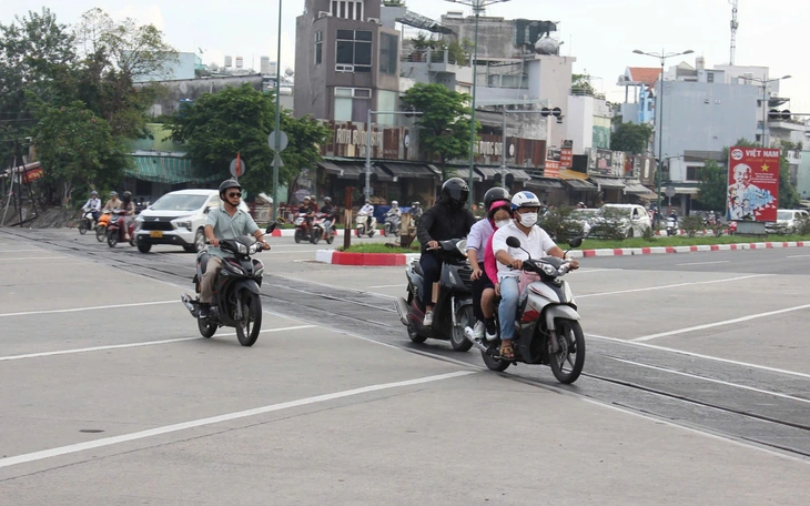Phạt người phụ nữ chạy ô tô mắc kẹt trên đường ray tàu hỏa - Ảnh 2.