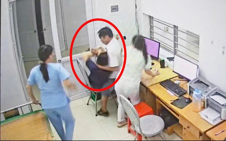 Tạm giữ người người đàn ông cầm bút đòi 'chọc vào mặt' nữ bác sĩ - Ảnh 2.