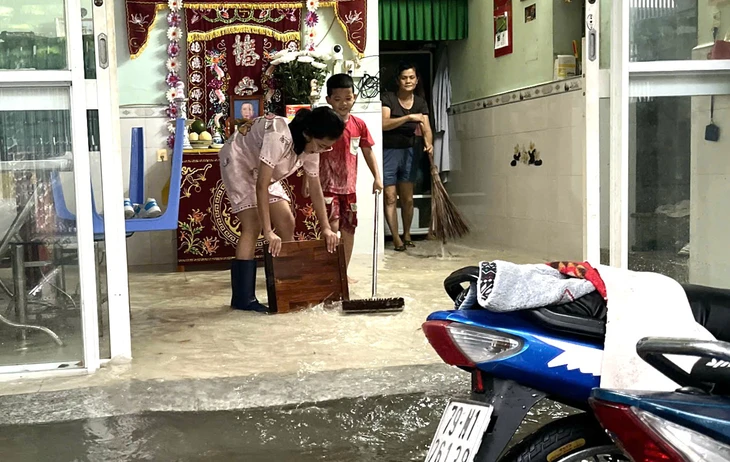 Mưa lớn, nước tràn vào nhà dân ở Bắc Nha Trang- Ảnh 8. Mưa lớn, nước tràn vào nhà dân ở Bắc Nha Trang- Ảnh 8.