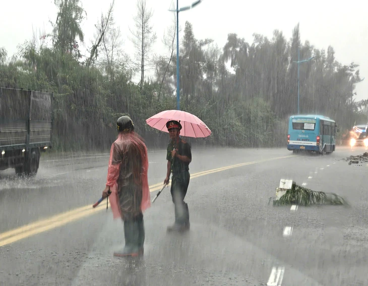 Mưa lớn, nước tràn vào nhà dân ở Bắc Nha Trang- Ảnh 9. Mưa lớn, nước tràn vào nhà dân ở Bắc Nha Trang- Ảnh 9.