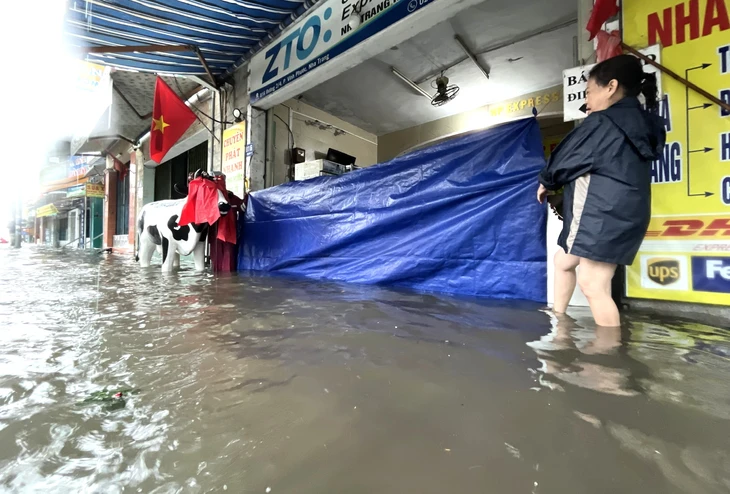 Mưa lớn, nước tràn vào nhà dân ở Bắc Nha Trang- Ảnh 2. Mưa lớn, nước tràn vào nhà dân ở Bắc Nha Trang- Ảnh 2.