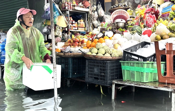 Mưa lớn, nước tràn vào nhà dân ở Bắc Nha Trang- Ảnh 3. Mưa lớn, nước tràn vào nhà dân ở Bắc Nha Trang- Ảnh 3.