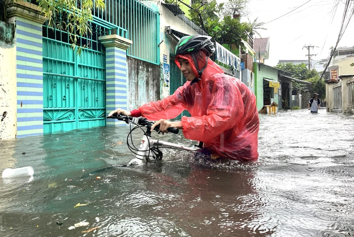 Mưa lớn, nước tràn vào nhà dân ở Bắc Nha Trang- Ảnh 4. Mưa lớn, nước tràn vào nhà dân ở Bắc Nha Trang- Ảnh 4.