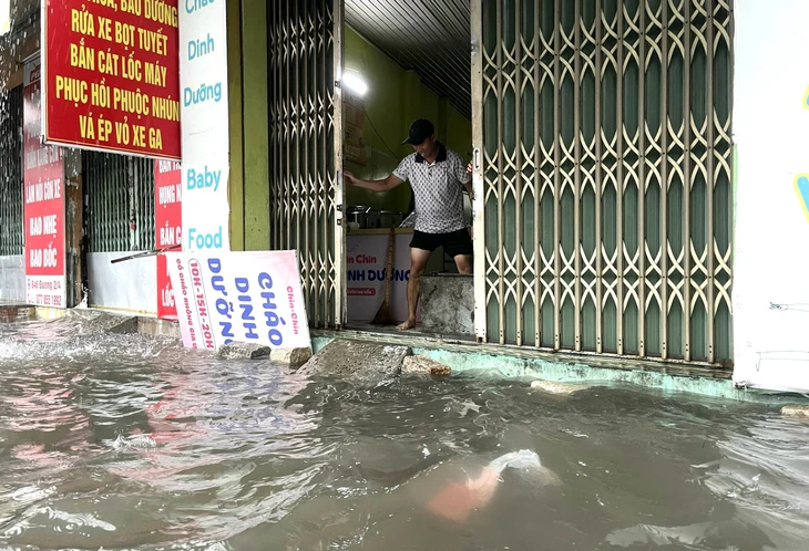 Mưa lớn, nước tràn vào nhà dân ở Bắc Nha Trang- Ảnh 5. Mưa lớn, nước tràn vào nhà dân ở Bắc Nha Trang - Ảnh 5.