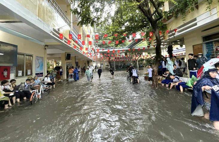 Mưa lớn, nước tràn vào nhà dân ở Bắc Nha Trang- Ảnh 6. Mưa lớn, nước tràn vào nhà dân ở Bắc Nha Trang - Ảnh 6.