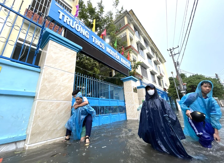 Mưa lớn, nước tràn vào nhà dân ở Bắc Nha Trang- Ảnh 7. Mưa lớn, nước tràn vào nhà dân ở Bắc Nha Trang- Ảnh 7.