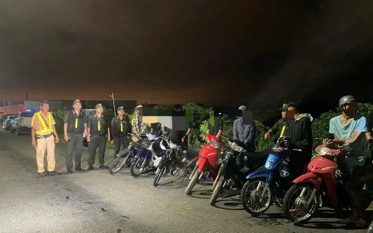 Phạt tài xế xe ôm 'kẹp' 4 cô gái trên đường Trần Duy Hưng  - Ảnh 3.