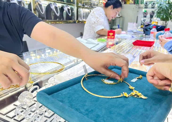 Mướt mồ hôi cưới xin thời vàng nóng bỏng tay - Ảnh 3. giá vàng - Ảnh 3.