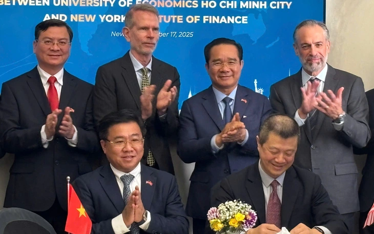 UEH và Huddersfield công bố chương trình tiến sĩ liên kết tại Việt Nam - Ảnh 4.