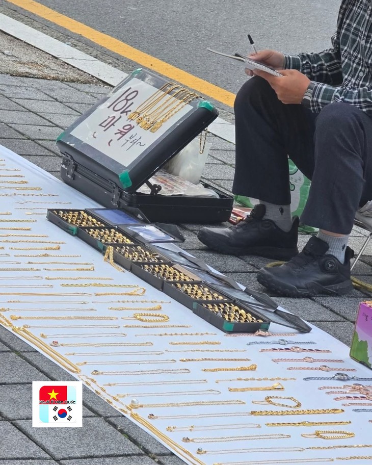 Ảnh vui 17-10: Giá vàng trong tiệm tăng chứ lề đường thì 'u như kỹ' - Ảnh 1.