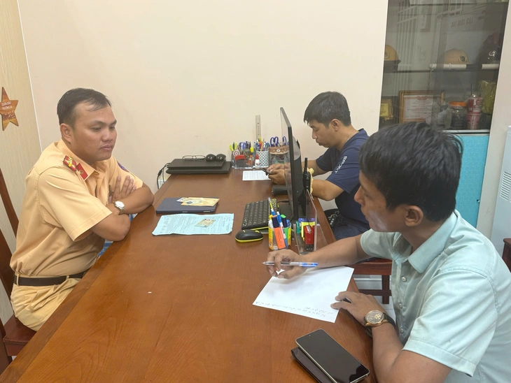 Công an làm việc với tài xế cầm cây sắt đập bể kính ô tô khi mâu thuẫn trên đường - Ảnh 1.