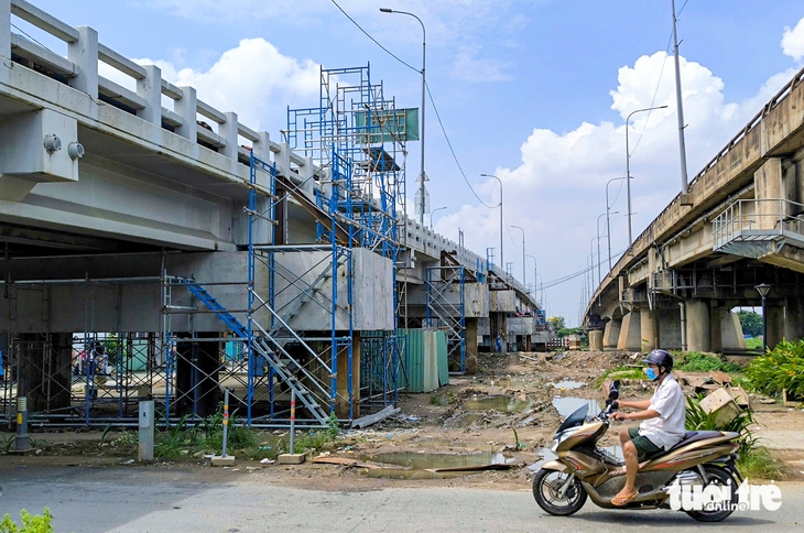 Đội ‘thần đèn’ bắt đầu nâng cầu Bình Phước 1 lên cao 1,25m - Ảnh 1.