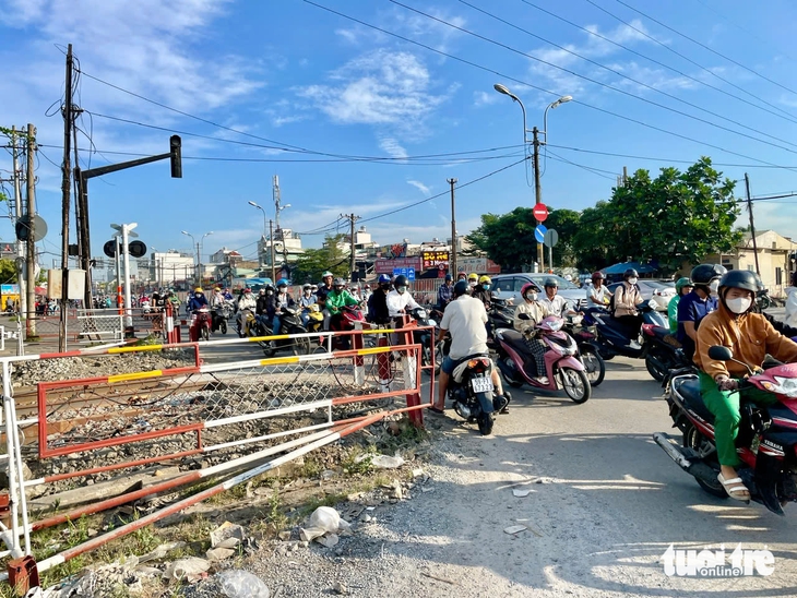 Mở dải phân cách di động, thu gọn cống hộp ‘gỡ nút cổ chai’ quốc lộ 13 - Ảnh 3.