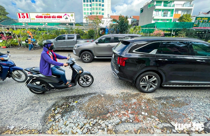 Đường Nguyễn Hoàng hư hỏng liên tục, Sở Xây dựng TP.HCM yêu cầu chủ đầu tư khắc phục ngay - Ảnh 1.
