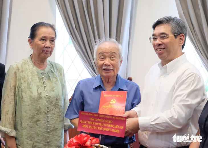 Nhạc sĩ Phạm Minh Tuấn mong có thêm tác phẩm mang hơi thở thời đại mới - Ảnh 1. Lãnh đạo TP.HCM thăm nhà các văn nghệ sĩ và nghệ sĩ ở Trung tâm dưỡng lão Thị Nghè - Ảnh 1.