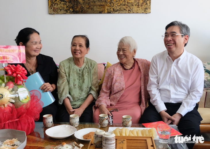 Nhạc sĩ Phạm Minh Tuấn mong có thêm tác phẩm mang hơi thở thời đại mới - Ảnh 3. Lãnh đạo TP.HCM thăm nhà các văn nghệ sĩ và nghệ sĩ ở Trung tâm dưỡng lão Thị Nghè - Ảnh 3.