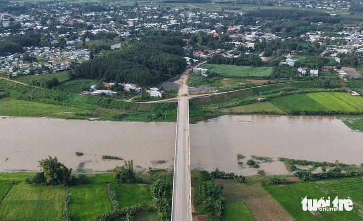 Cầu trăm tỉ 'mồ côi' vì đường dẫn làm 6 năm chưa xong - Ảnh 4.
