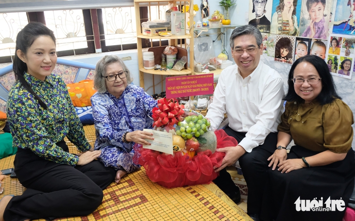 Nghệ sĩ Diệu Hiền hát Trụ vương thiêu mình tặng lãnh đạo thành phố - Ảnh 1. Xúc động nghệ sĩ Diệu Hiền hát Trụ vương thiêu mình ở Nhà dưỡng lão Thị Nghè - Ảnh 1.